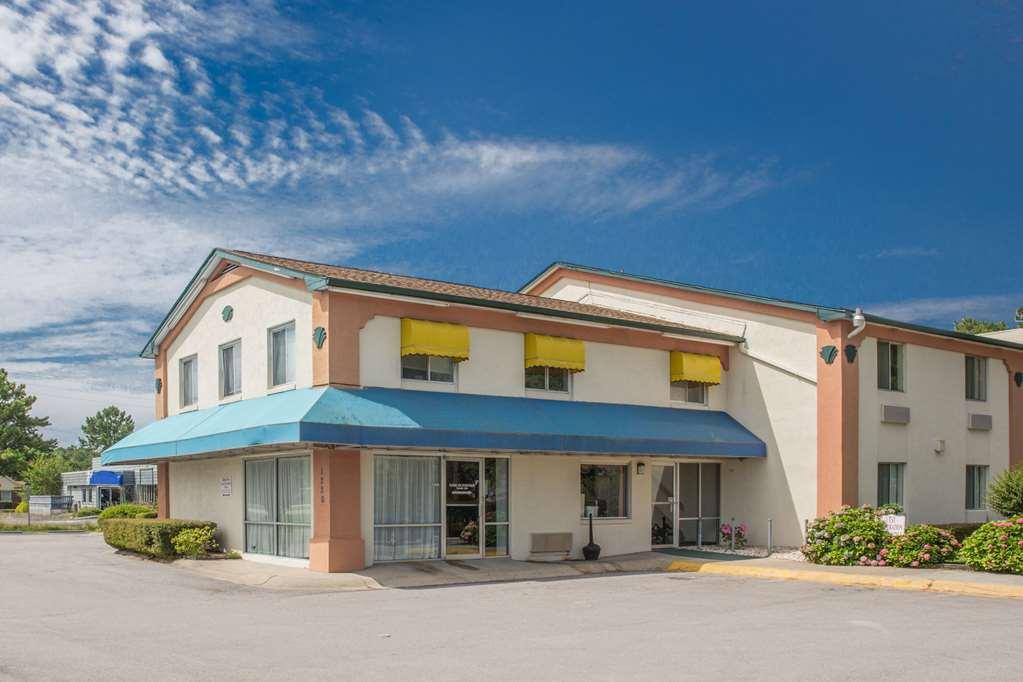 Econo Lodge Cherry Point Хейвлок Экстерьер фото