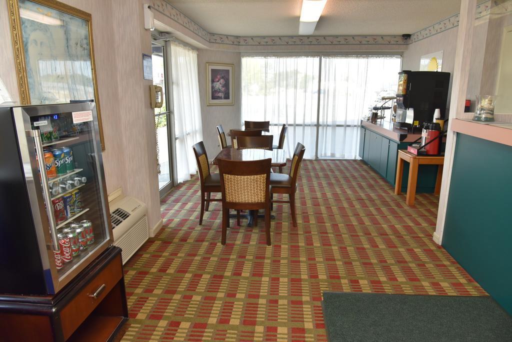 Econo Lodge Cherry Point Хейвлок Экстерьер фото