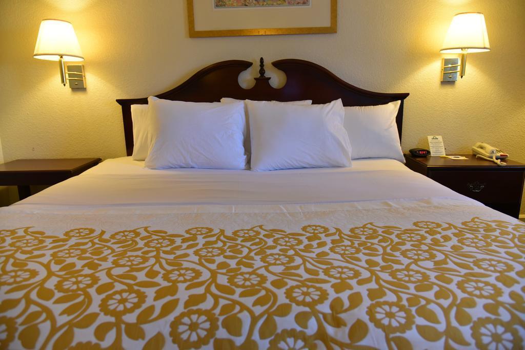Econo Lodge Cherry Point Хейвлок Экстерьер фото