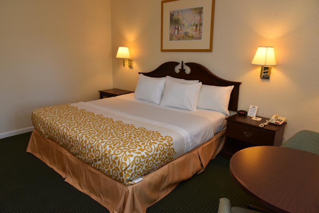 Econo Lodge Cherry Point Хейвлок Экстерьер фото
