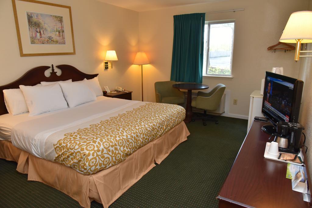 Econo Lodge Cherry Point Хейвлок Экстерьер фото