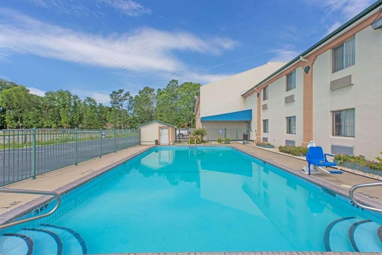 Econo Lodge Cherry Point Хейвлок Экстерьер фото