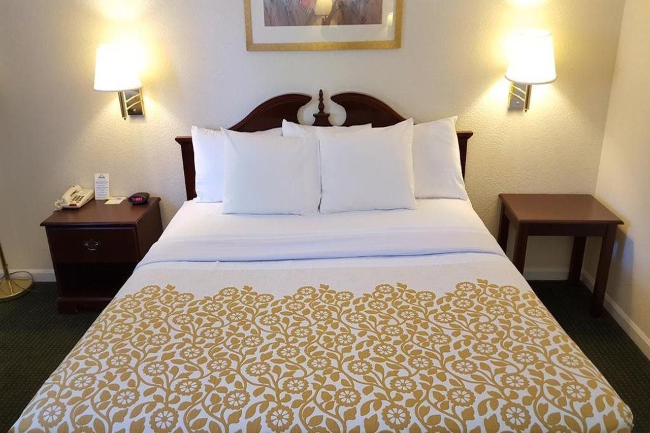 Econo Lodge Cherry Point Хейвлок Экстерьер фото