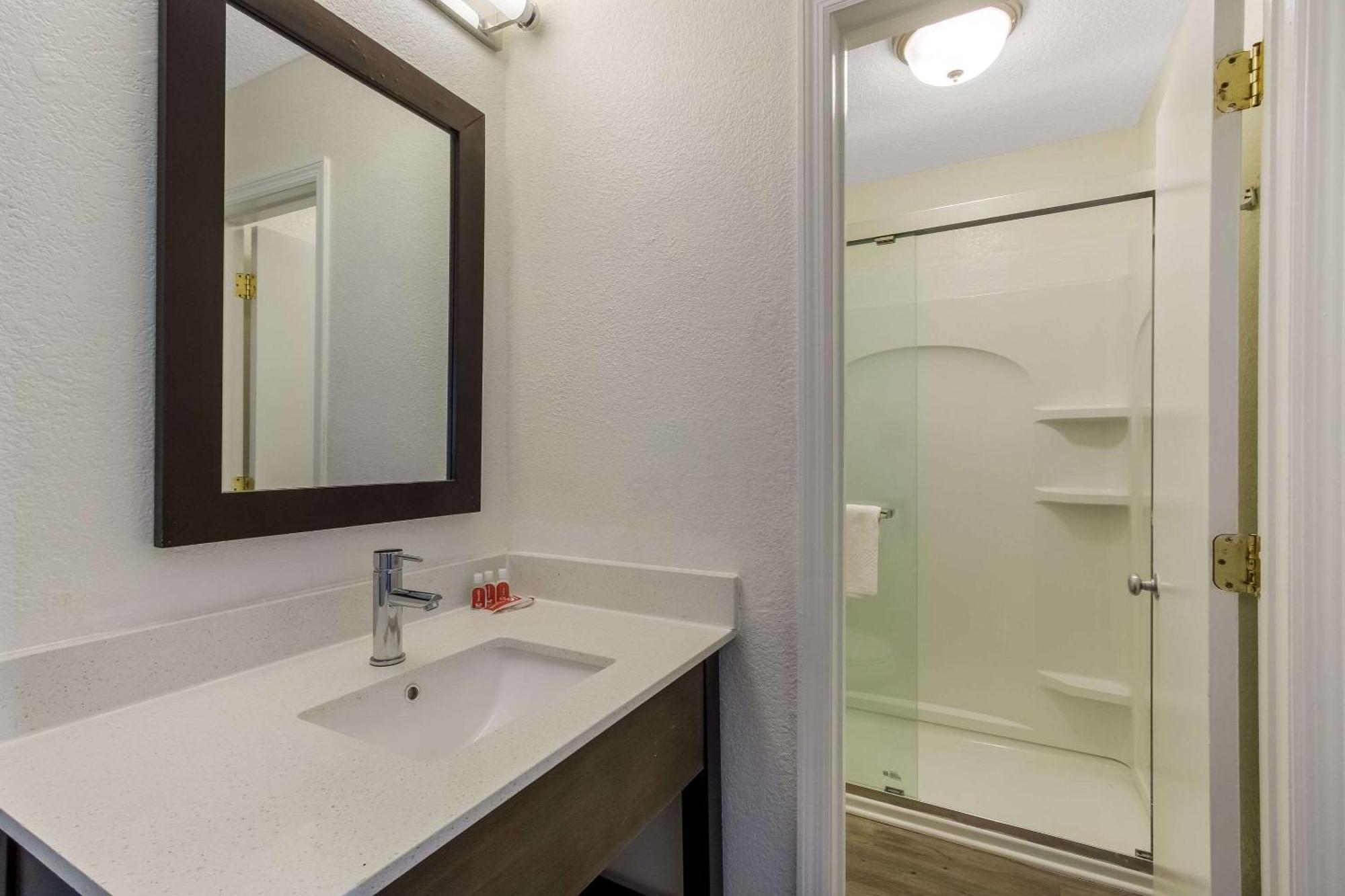 Econo Lodge Cherry Point Хейвлок Экстерьер фото