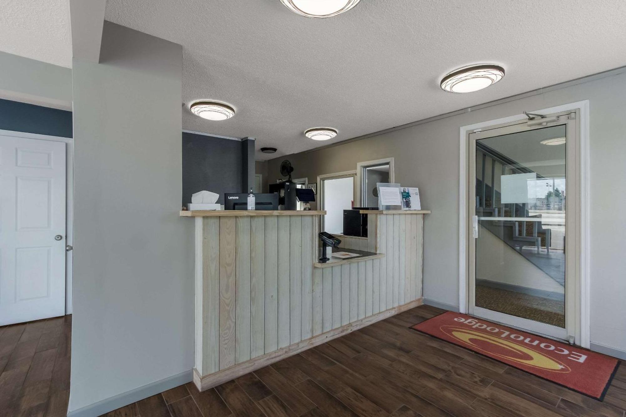 Econo Lodge Cherry Point Хейвлок Экстерьер фото