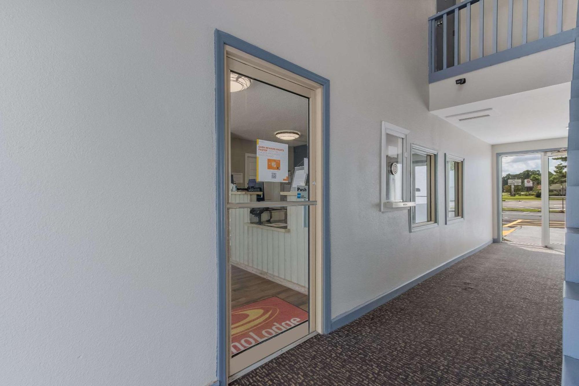 Econo Lodge Cherry Point Хейвлок Экстерьер фото