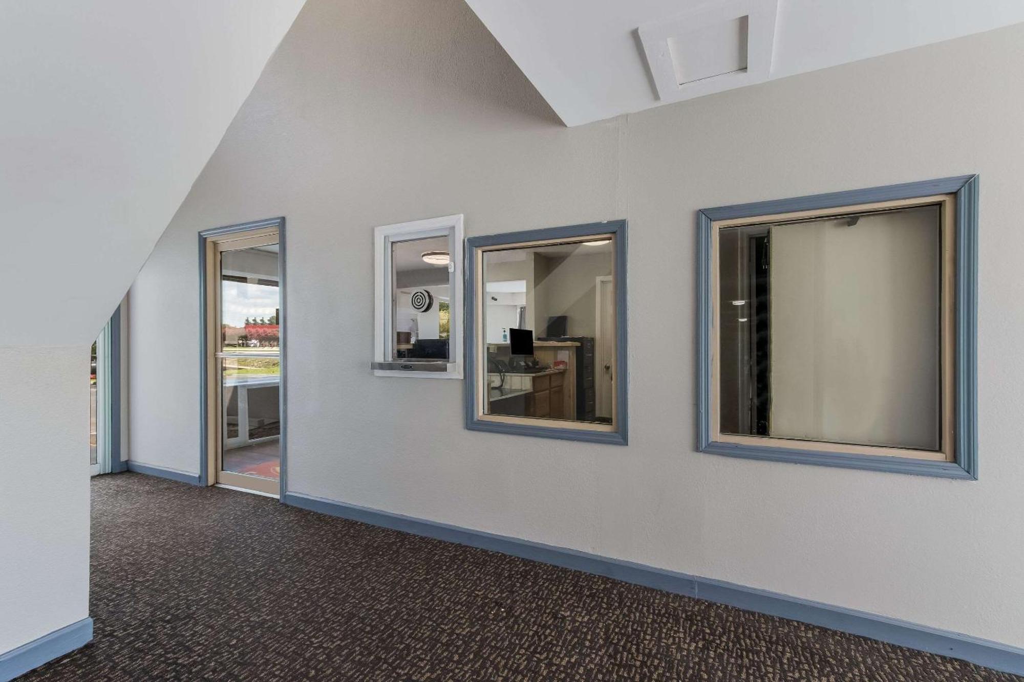 Econo Lodge Cherry Point Хейвлок Экстерьер фото