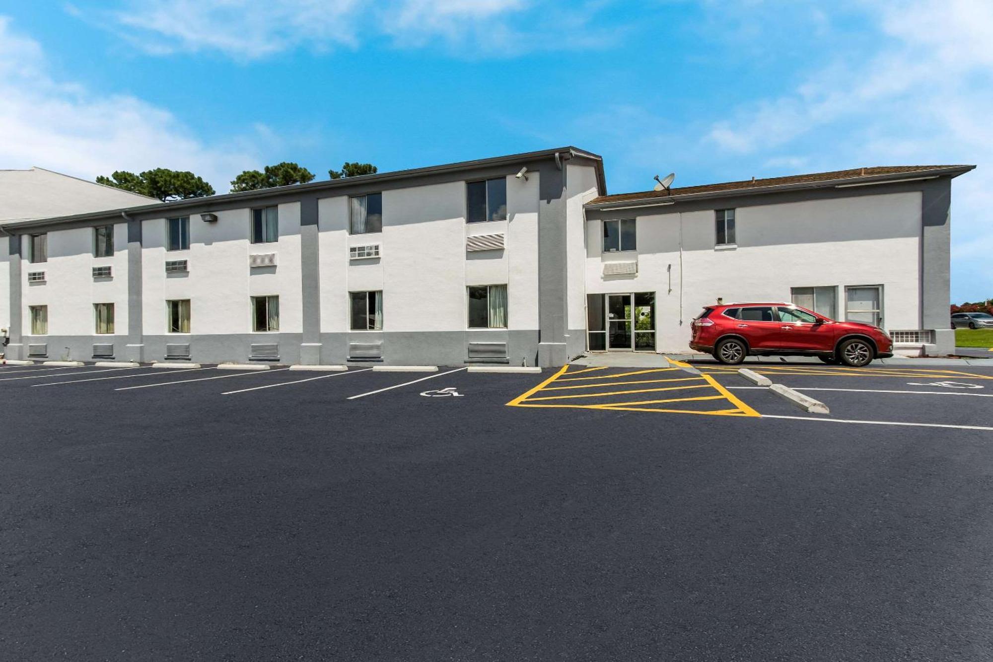 Econo Lodge Cherry Point Хейвлок Экстерьер фото