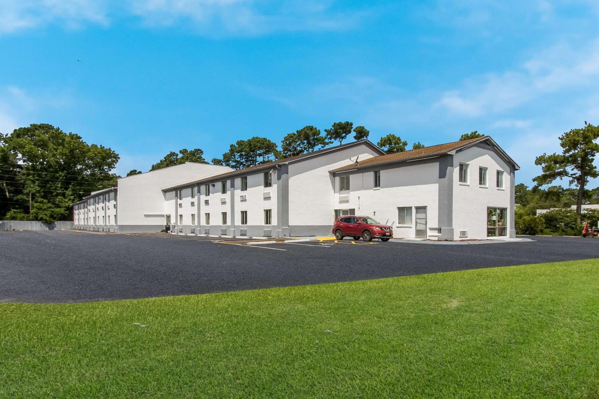 Econo Lodge Cherry Point Хейвлок Экстерьер фото