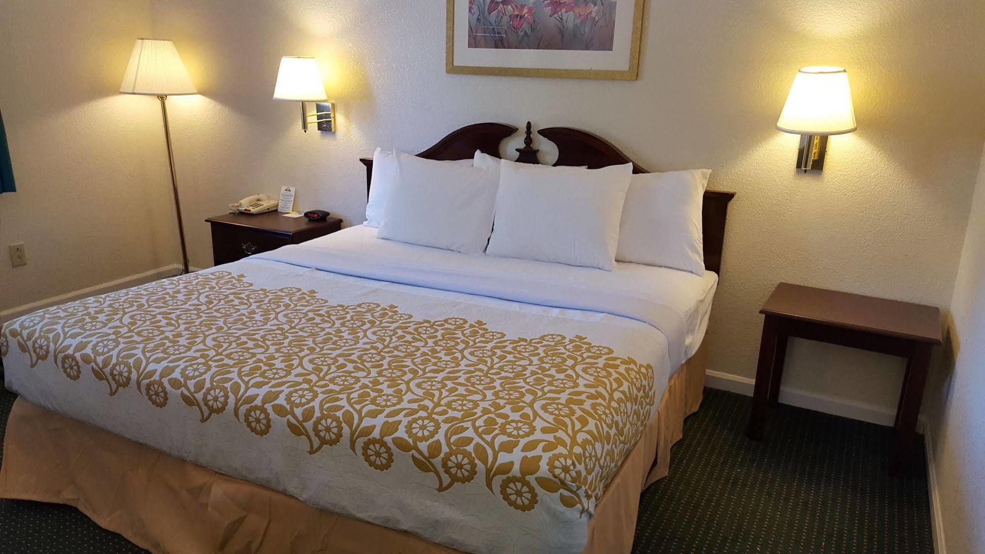 Econo Lodge Cherry Point Хейвлок Экстерьер фото