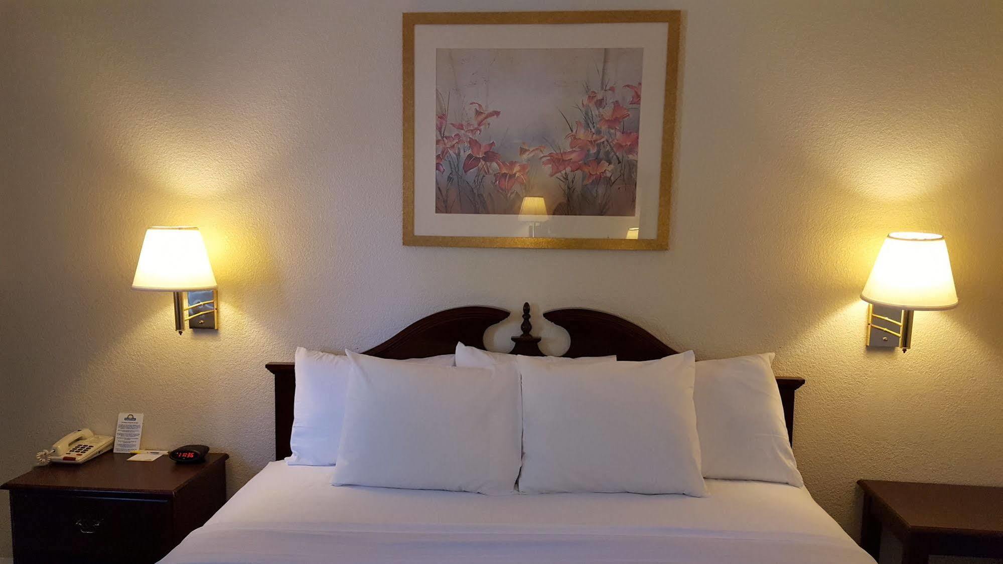 Econo Lodge Cherry Point Хейвлок Экстерьер фото