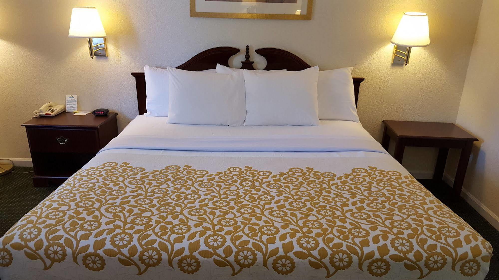 Econo Lodge Cherry Point Хейвлок Экстерьер фото