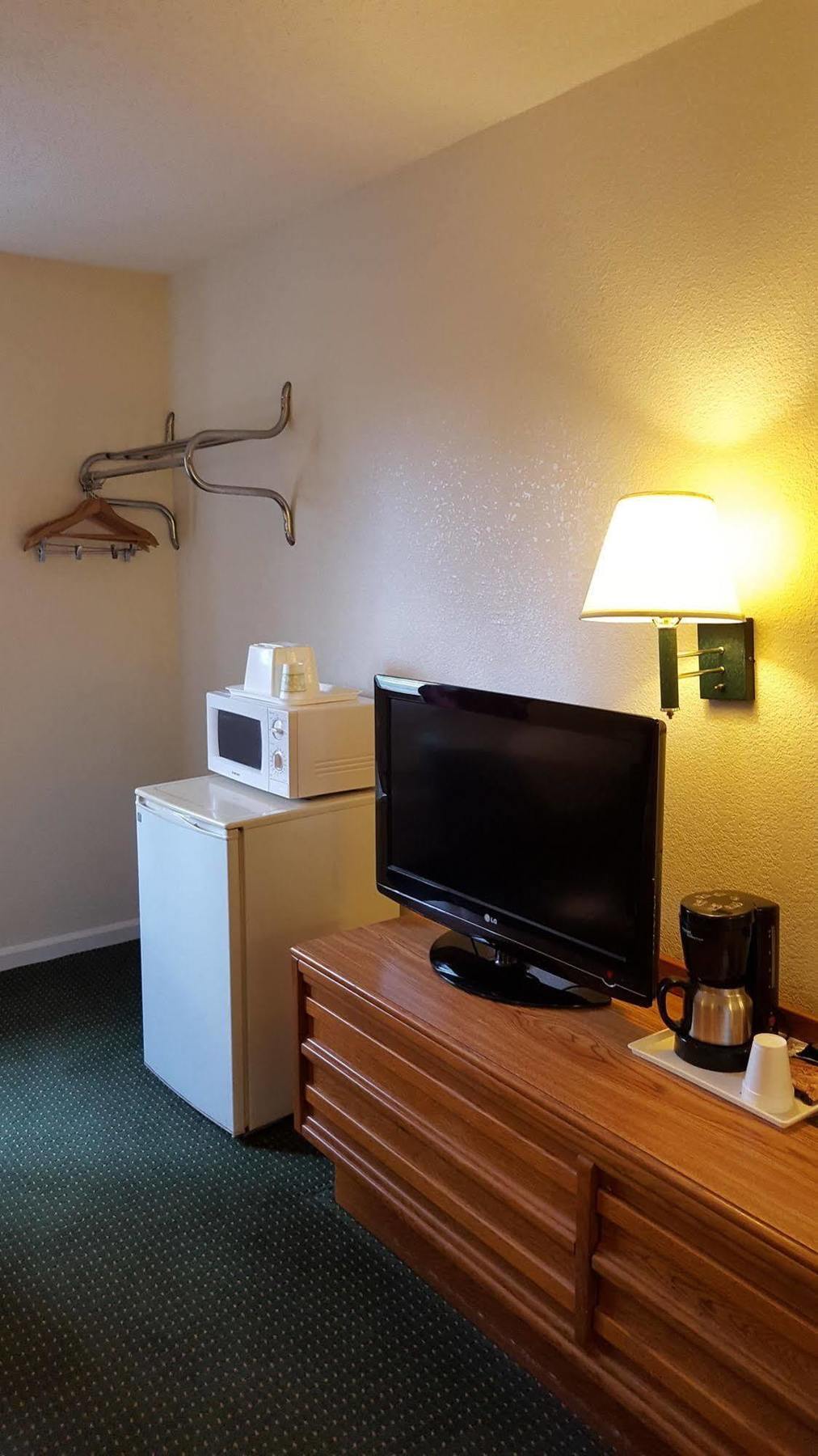Econo Lodge Cherry Point Хейвлок Экстерьер фото